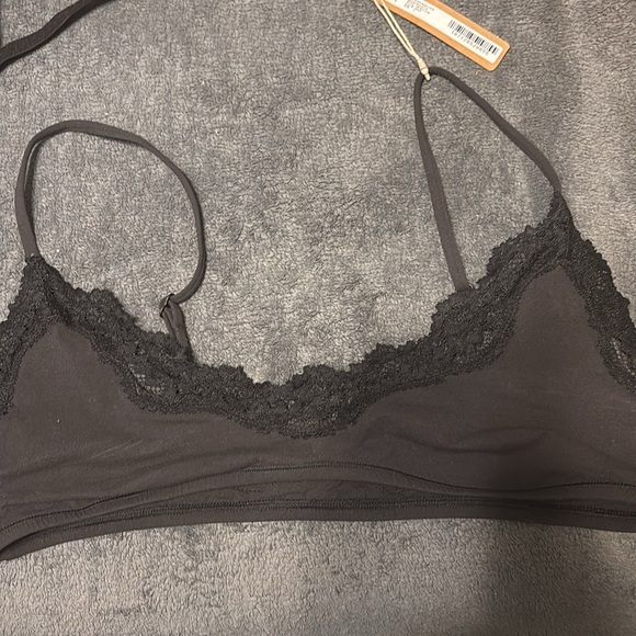SKIMS Fits Everybody Lace Bralette. NWT - Picture 3 of 6